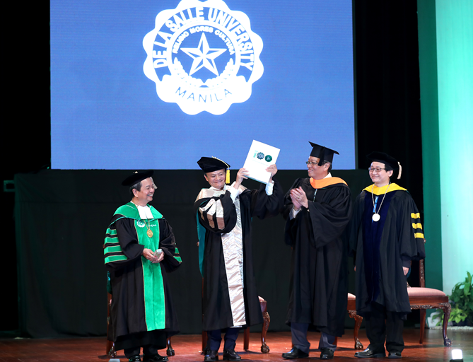 马云被授予世界首个科技创业名誉博士学位